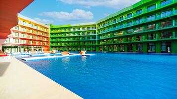 Outdoor pool, cabanas (surcharge), pool umbrellas