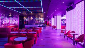 2 bares/lounges, 2 bares ao lado da piscina, bar molhado, bar na praia