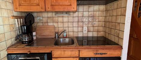 ثلاجة، ميكروويف، غسالة أطباق