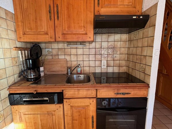 ثلاجة، ميكروويف، غسالة أطباق