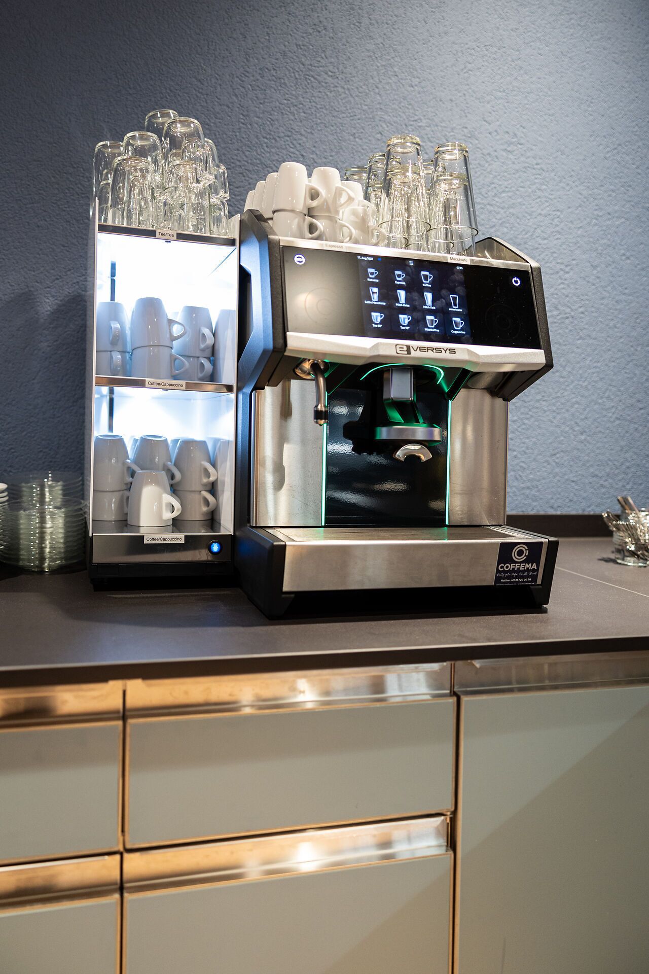Una cafetera con pantalla digital y dispensador de café.