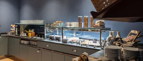 Colazione self-service, servita tutte le mattine (25 CHF a persona)