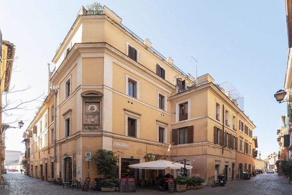 Miscellaneous - Elegant and cozy 40sqm apartment that can accommodate up to 4 people. Located on the second floor, without a lift, of a building in the heart of Trastevere, the apartment is the ideal solution for visiting the main points of interest in the city both on (Roma)