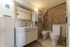 Doccia, asciugacapelli, bidet, asciugamani