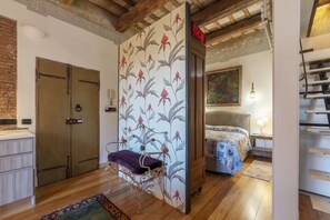 1 habitación, tabla de planchar con plancha, internet y ropa de cama 