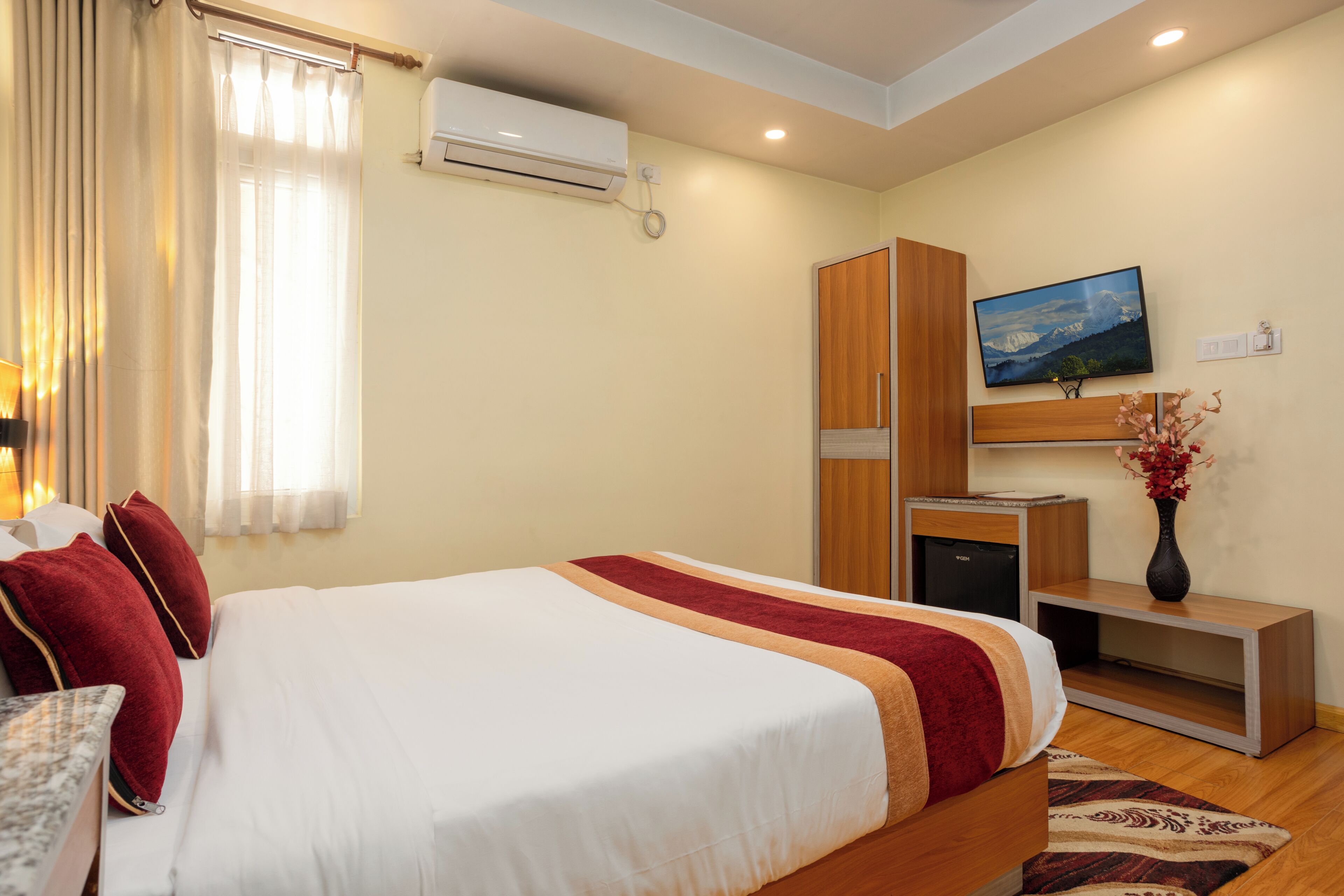 Deluxe Single Room, 1 Queen Bed | Minibar, desk, laptop workspace, soundproofing