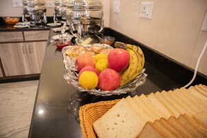Una mesa de buffet con una variedad de frutas y pan.