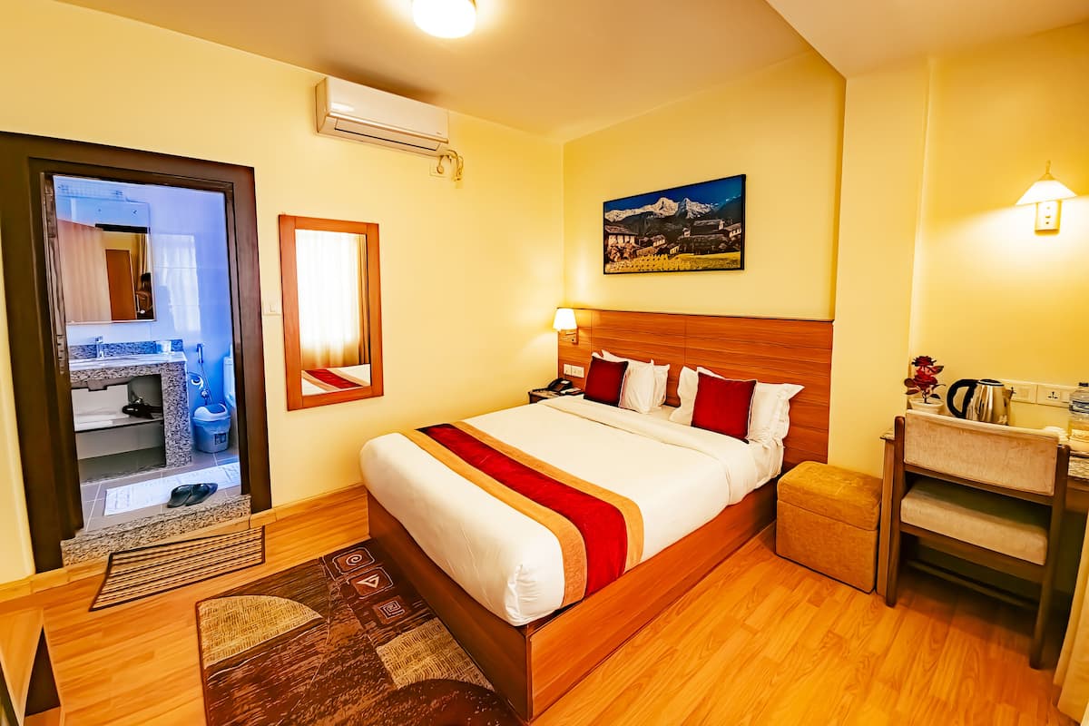 Doppia Deluxe, 1 letto queen | 2 camere, minibar, una scrivania, postazione laptop