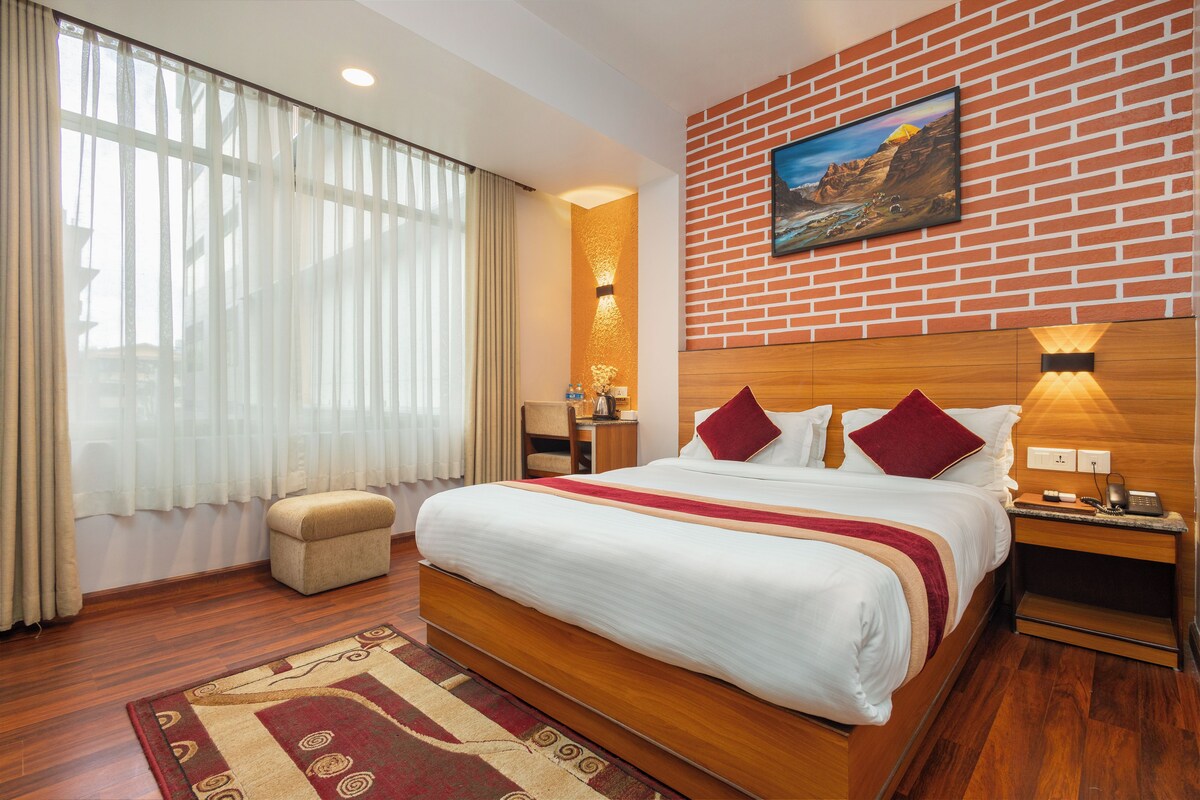 Deluxe Double Room, 1 Queen Bed | Minibar, desk, laptop workspace, soundproofing