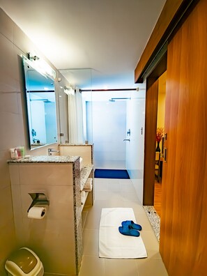 Chambre Familiale, plusieurs lits | Salle de bain