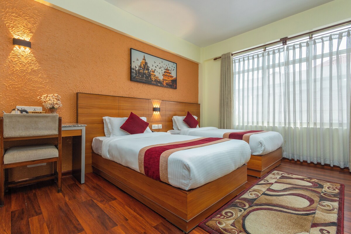 Deluxe Twin Room, 2 Twin Beds | Minibar, desk, laptop workspace, soundproofing