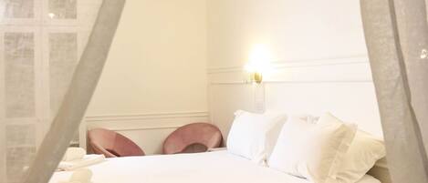 Cubrecamas, minibar con artículos gratuitos y muebles diferentes