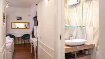 Copriletto in piuma, minibar con snack e bevande gratuite