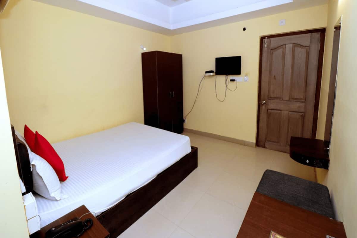 Deluxe Room | Down comforters, free WiFi, bed sheets