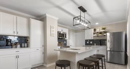 The Sunnyside- Waldo Ranch + Fenced Yard + Parking