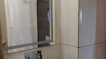 Deluxe Room | Bathroom