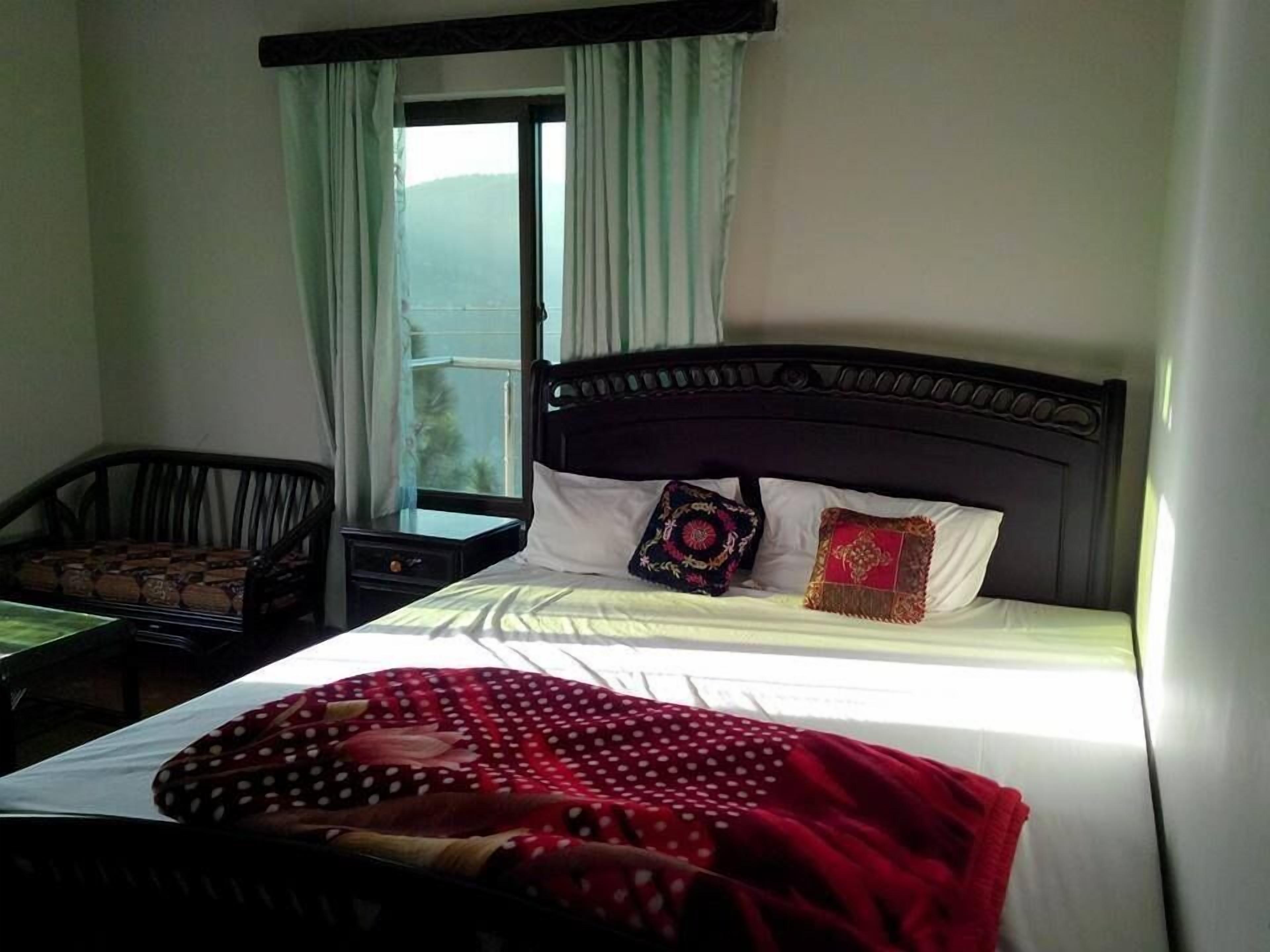 Habitación doble estándar | Tabla de planchar con plancha, wifi gratis y ropa de cama 