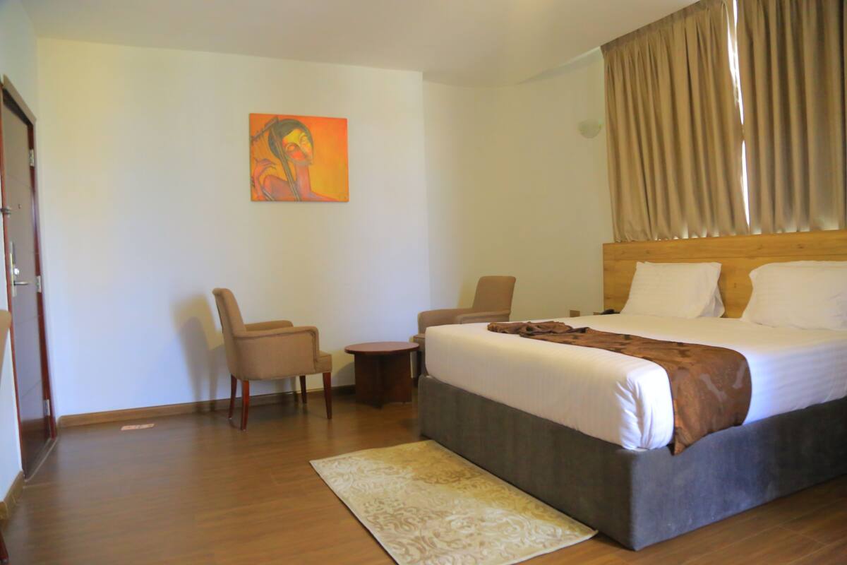 Deluxe King Room | Minibar, két bảo mật tại phòng, bàn 