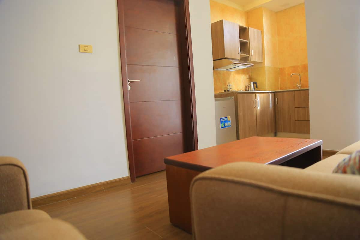 Classic Apartment King | Zona de estar | Smart TV de 52 cm con canales por cable, una televisión