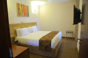 Minibar, caja de seguridad en la habitación y decoración personalizada