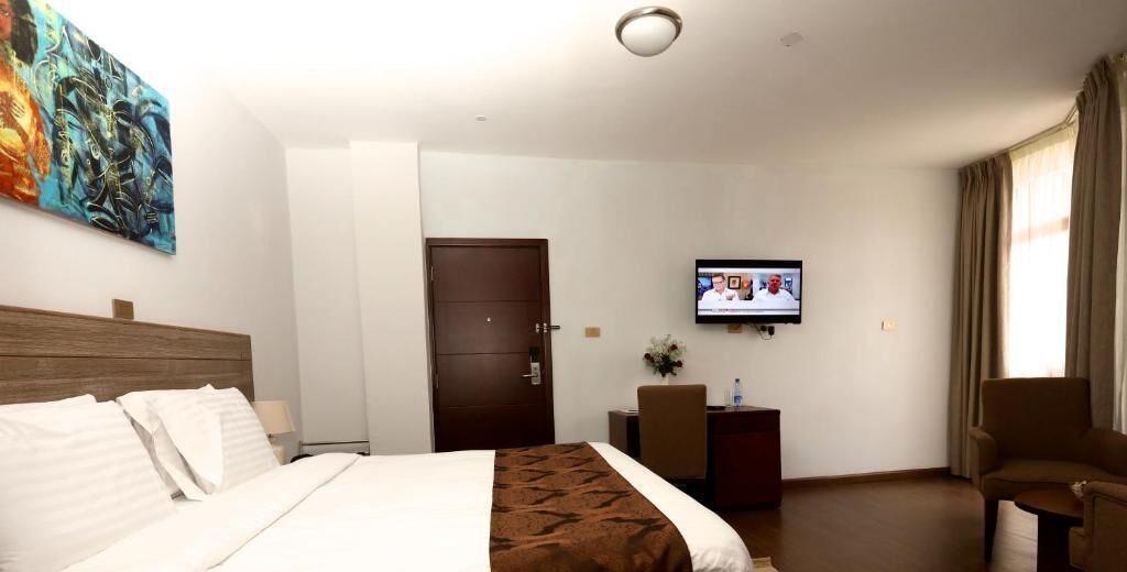 Deluxe eenpersoonskamer | Een minibar, een kluis op de kamer, individueel gedecoreerd