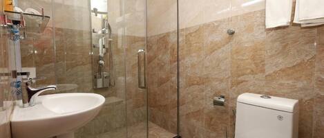 Classic Apartment King | Salle de bain | Douche hydromassante, articles de toilette gratuits, sĂšche-cheveux