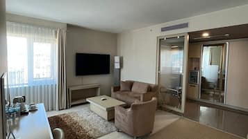 Junior Room | Minibar, free cots/infant beds, rollaway beds, free WiFi