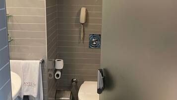 Quarto casal ou duplo standard, 1 cama Queen, para não fumantes, vista para a cidade | Banheiro