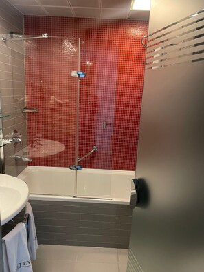 Standard Triple Room, City View | Bathroom