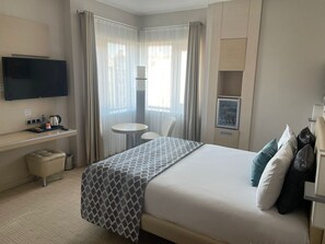 Habitación individual estándar, 1 cama doble, vistas a la ciudad | Minibar, cunas gratuitas, camas supletorias y wifi gratis