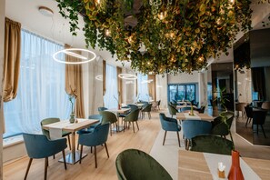 Se sirven desayunos, almuerzos y cenas; con vista al jardín