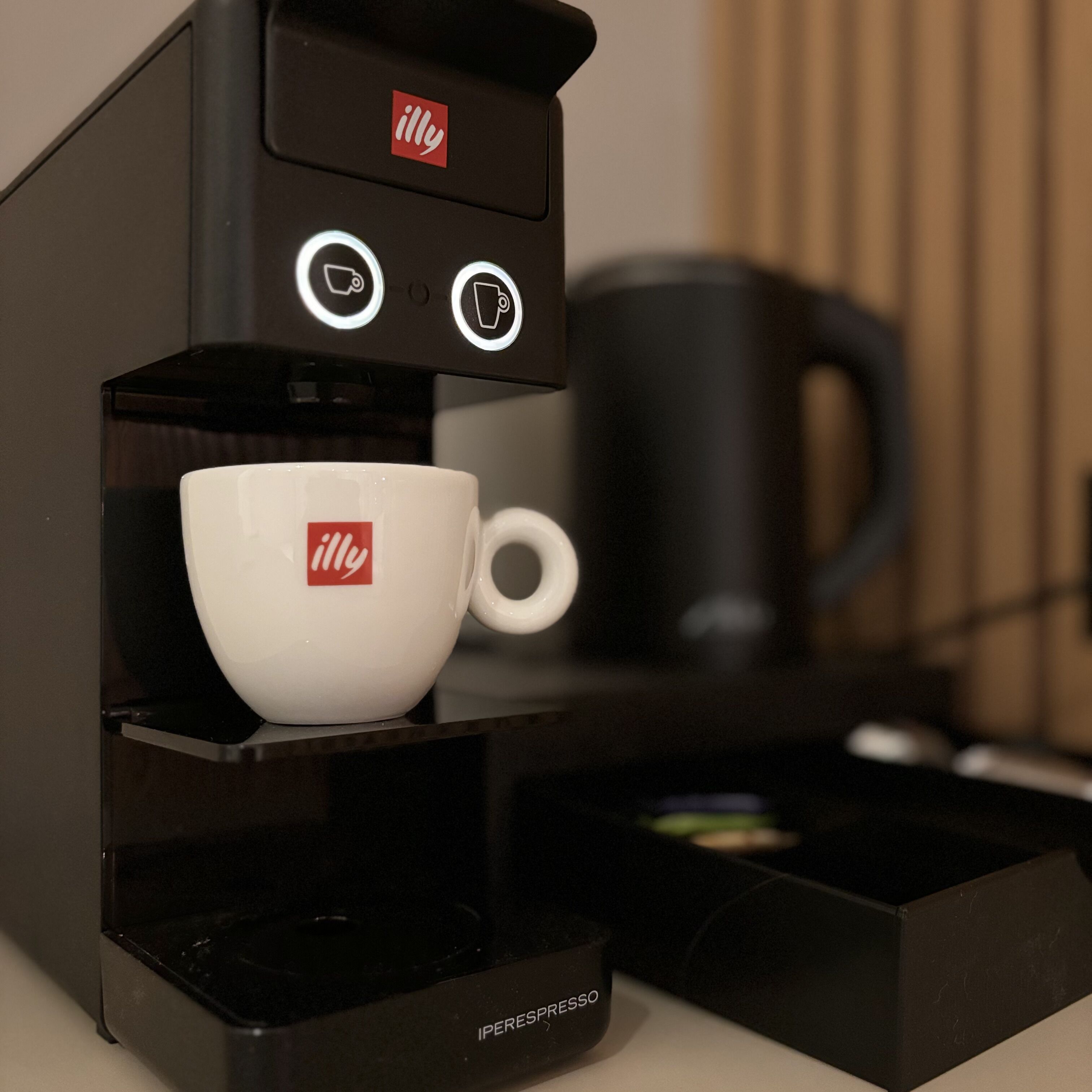 Una cafetera con un portavasos y una jarra de café.