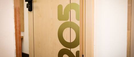 Uma porta de madeira com o número '502' verde e estilizado.