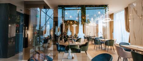 Se sirven desayunos, comidas y cenas con vista al jardín