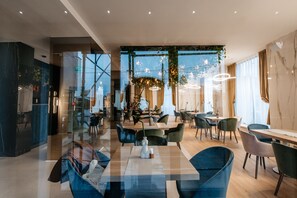Ofereix vistes al jardí i s'hi serveixen esmorzars, dinars i sopars 