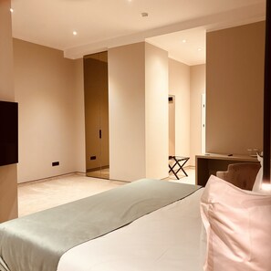 Junior Studio Suite, 1 Bedroom, City View | Egyptian cotton sheets, premium bedding, memory foam beds, minibar - Hotel Clipa (Drobeta-Turnu Severin)