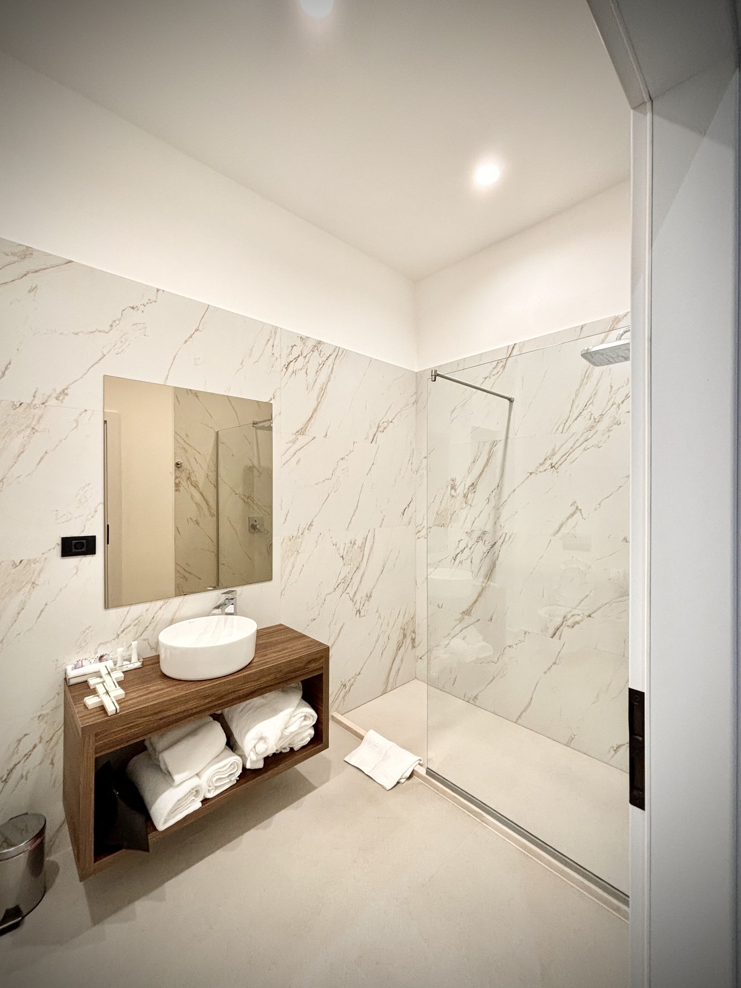 Luxury Double or Twin Room, Balcony, City View | Bathroom | Shower, free toiletries, hair dryer, towels