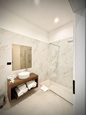 Luxury Double or Twin Room, Balcony, City View | Bathroom | Shower, free toiletries, hair dryer, towels - Hotel Clipa  (Drobeta-Turnu Severin)