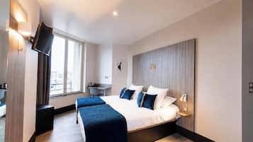 Deluxe Twin Room | In-room safe, desk, laptop workspace, blackout drapes