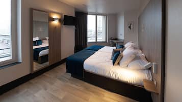 Deluxe Twin Room | In-room safe, individually furnished, desk, laptop workspace