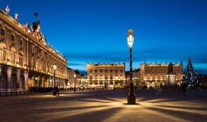 A grand historic building with classical architecture, a central open square, and a Christmas tree. - HNG Hotel Nancy Gare (Nancy)