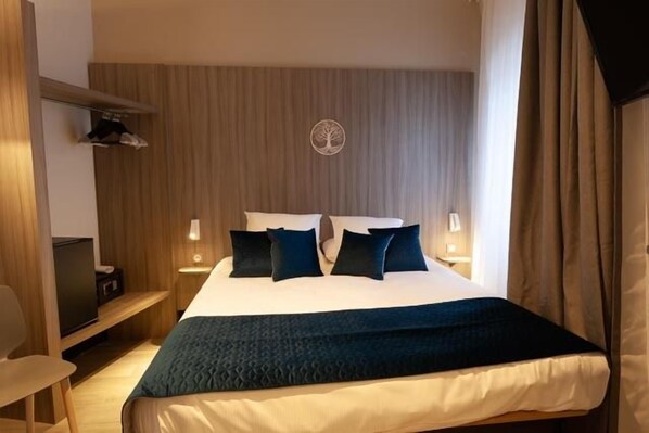 A hotel room with a bed, bedside tables, a desk, and a chair. - HNG Hotel Nancy Gare (Nancy)