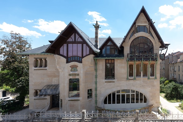 A large, historic building with a prominent tower, multiple windows, and a balcony. - HNG Hotel Nancy Gare (Nancy)