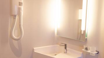 Quarto casal conforto | Banheiro | Chuveiro, secador de cabelo, toalhas de banho, sabonete