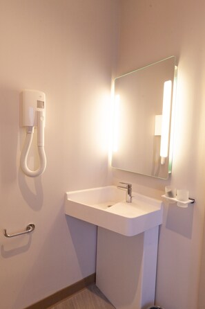 Comfort-Doppelzimmer | Badezimmer | Dusche, Haartrockner, Handtücher, Seife