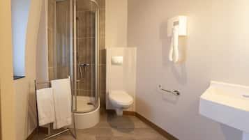 Comfort tweepersoonskamer | Badkamer | Een douche, een haardroger, handdoeken, zeep