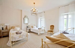 7 bedrooms, travel crib, free WiFi, bed sheets
