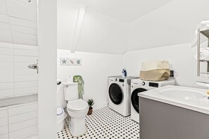 Ducha, secador de pelo, toallas, jabón