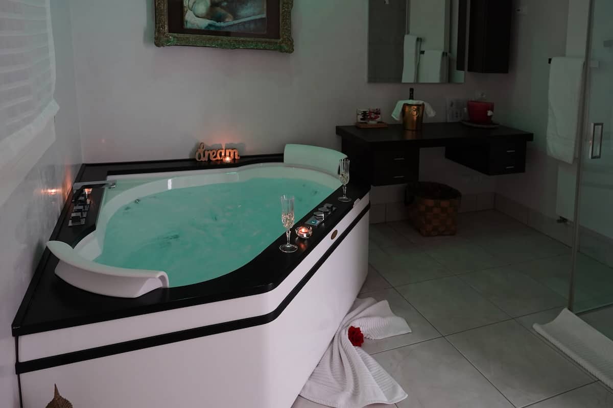 Luxury Room, 1 King Bed, Jetted Tub, Garden View | Private spa tub