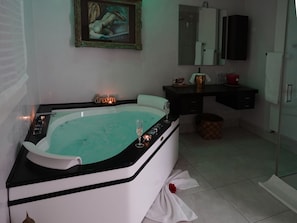Chambre Luxe, 1 très grand lit, bain à remous, vue jardin | Bain à remous privé